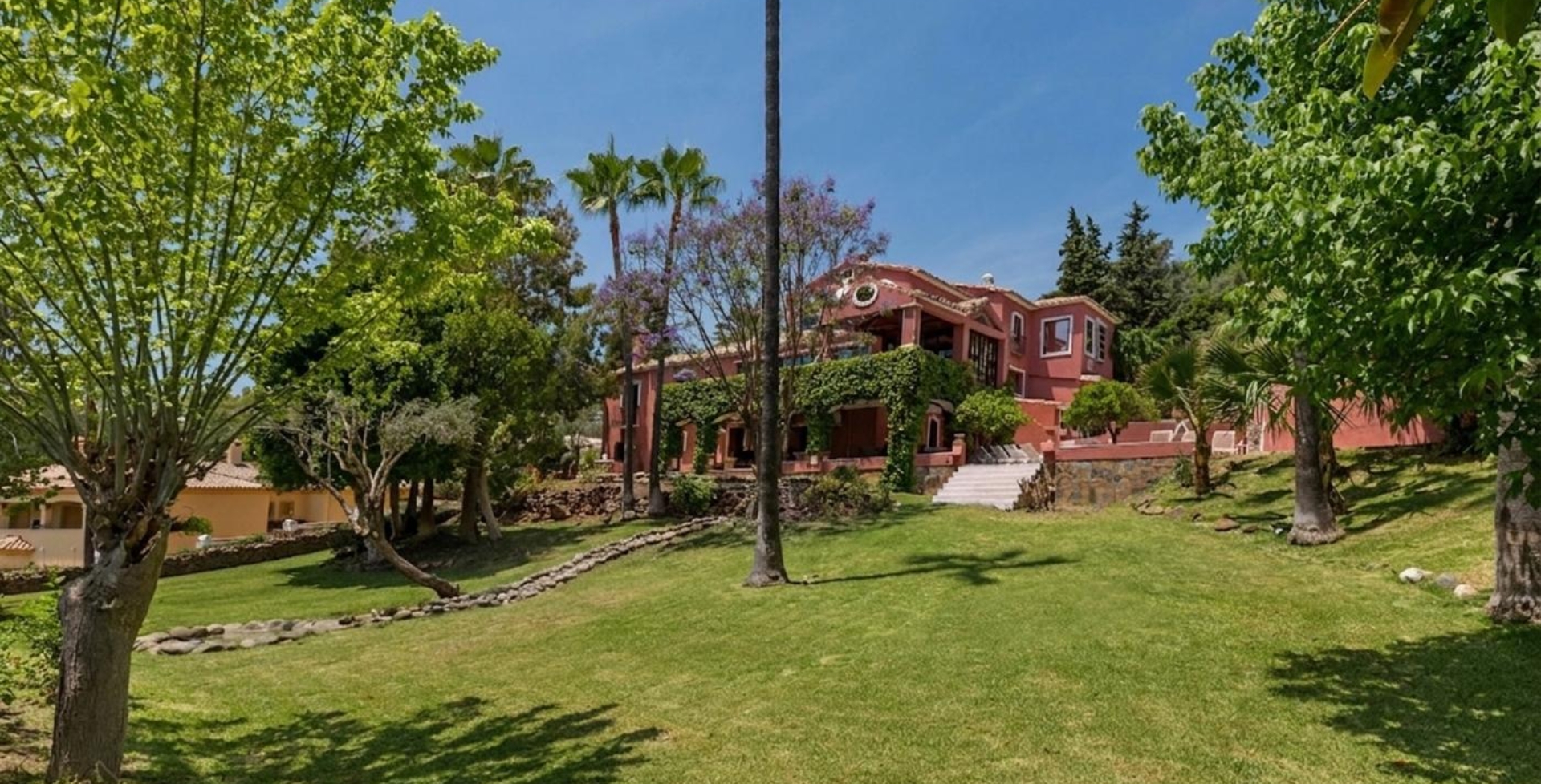 Villa Rado 12 beds – view to villa from gardens