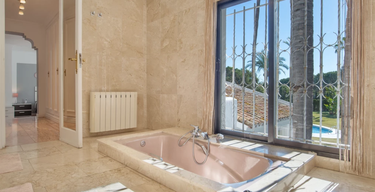 Marbella Villa Barba 7 bedrooms sunken bath