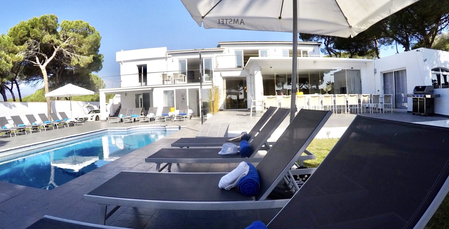 Villa Domino Marbella sleeps 22 – pool and sun loungers