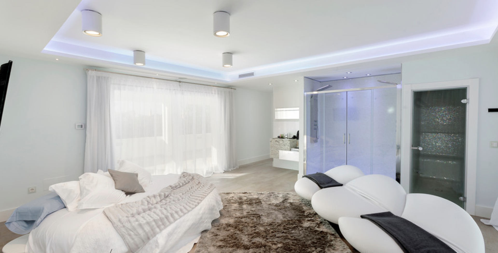 Marbella Villa Especial master bedroom spa