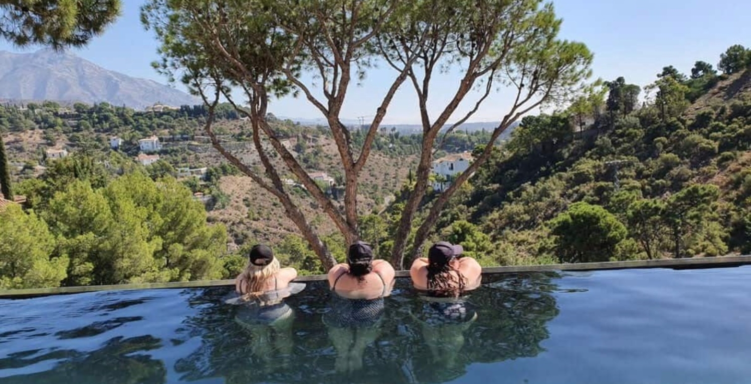 Villa Infinity Marbella inifinity pool iwth mountain views