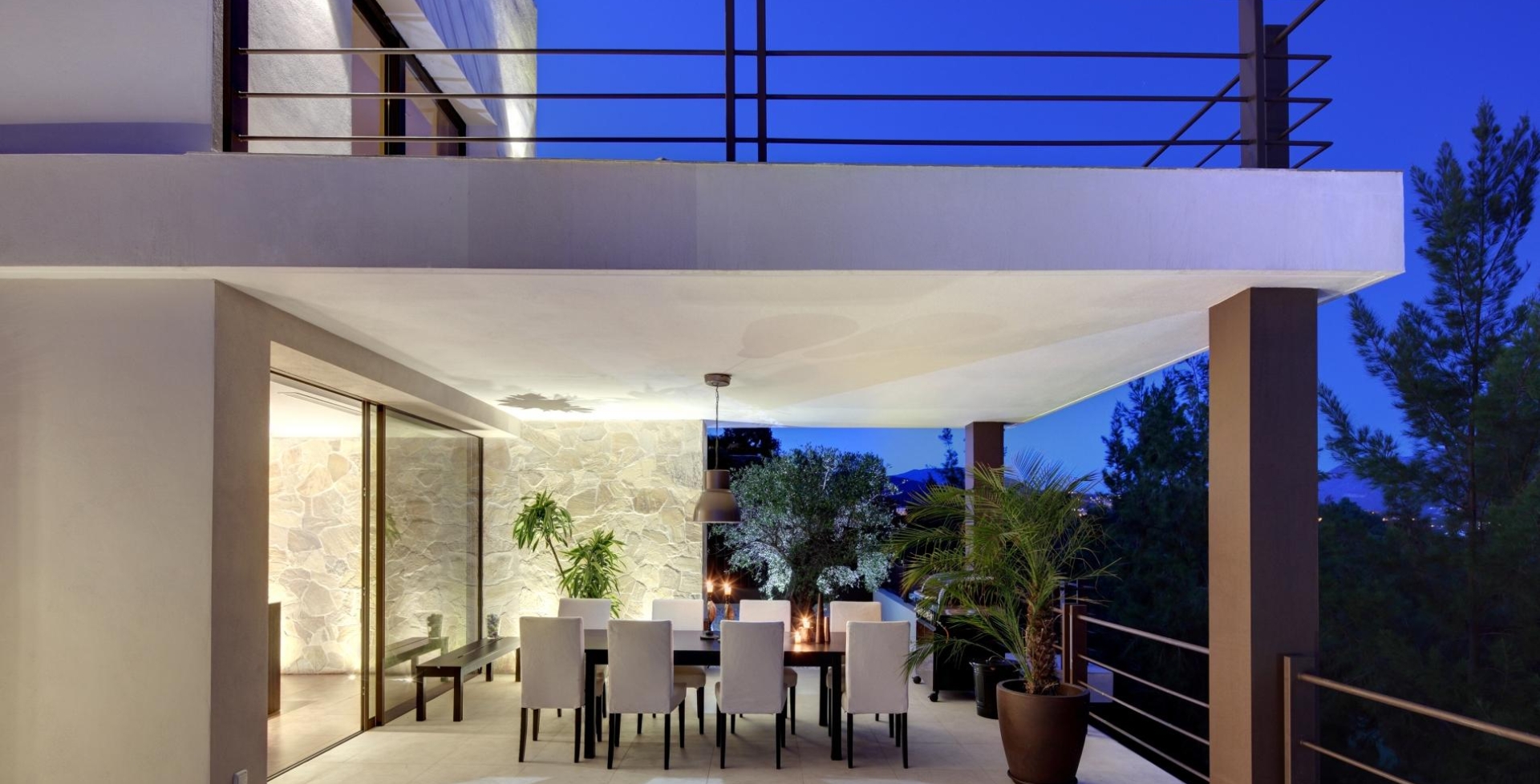 Villa Xtra 8 bed – terrace-at-night