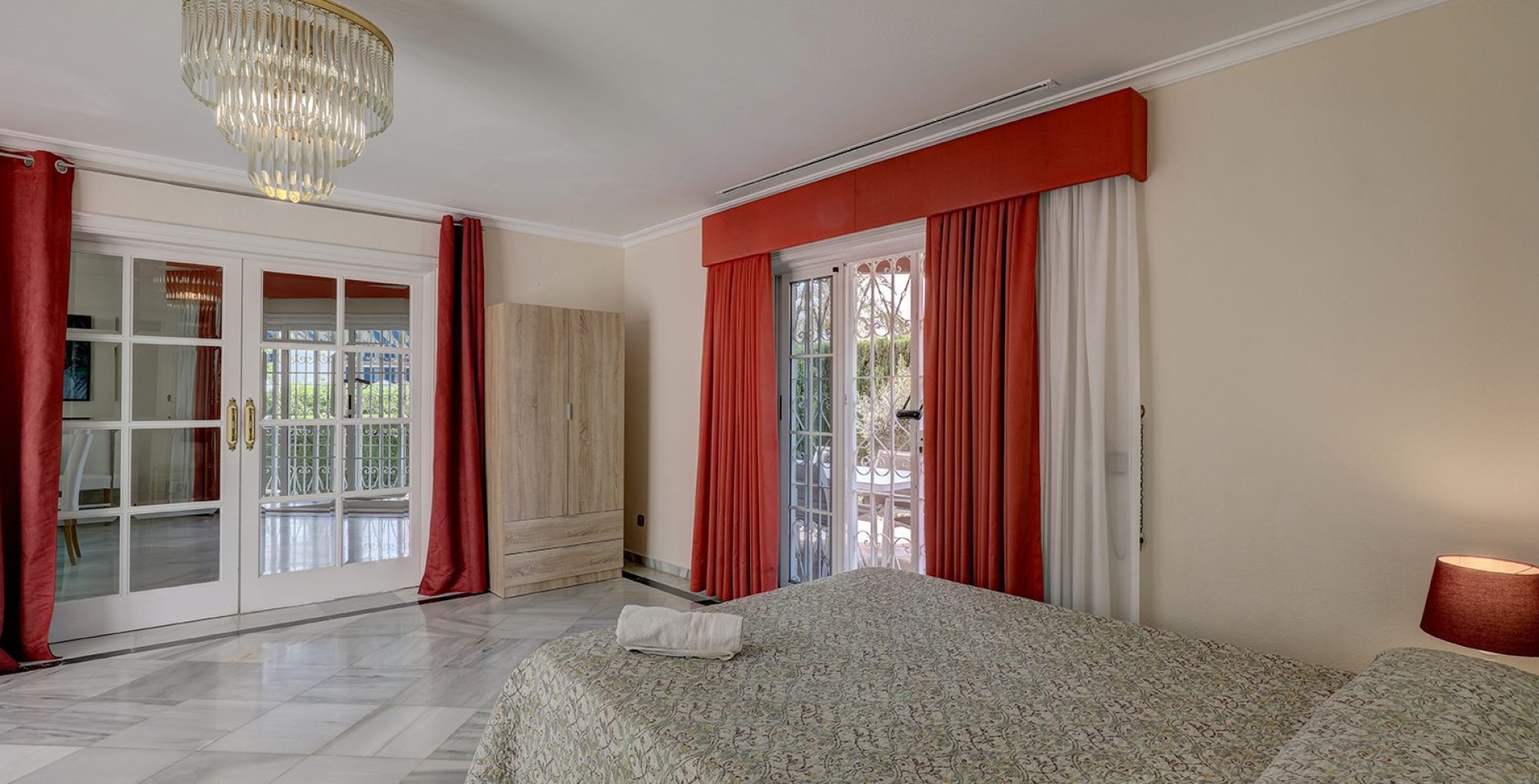 Villa Iri double bedroom red
