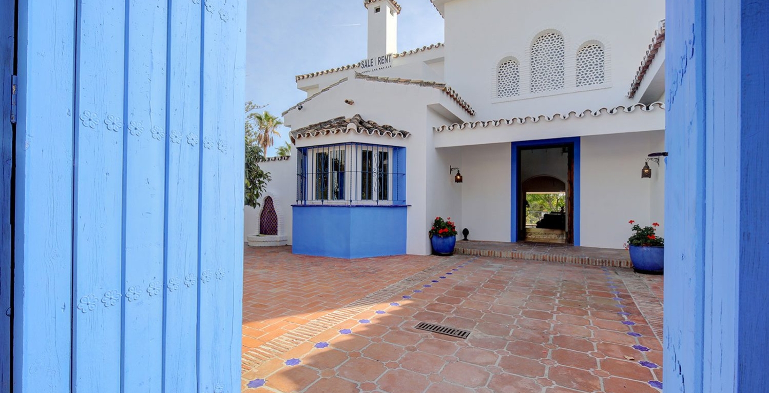 Villa Banus blue door