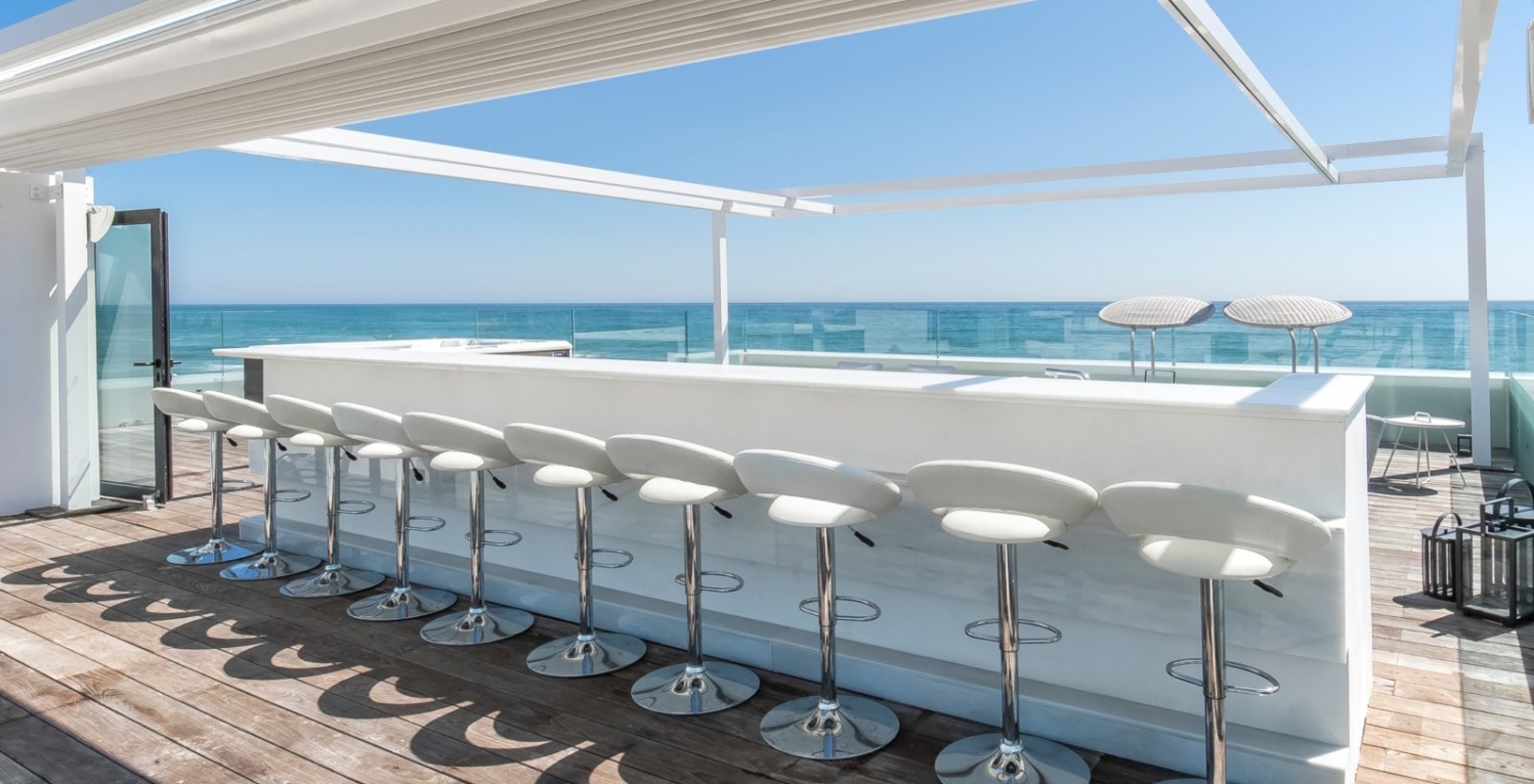 Beach House Marbella 6 bedrooms bar with a view