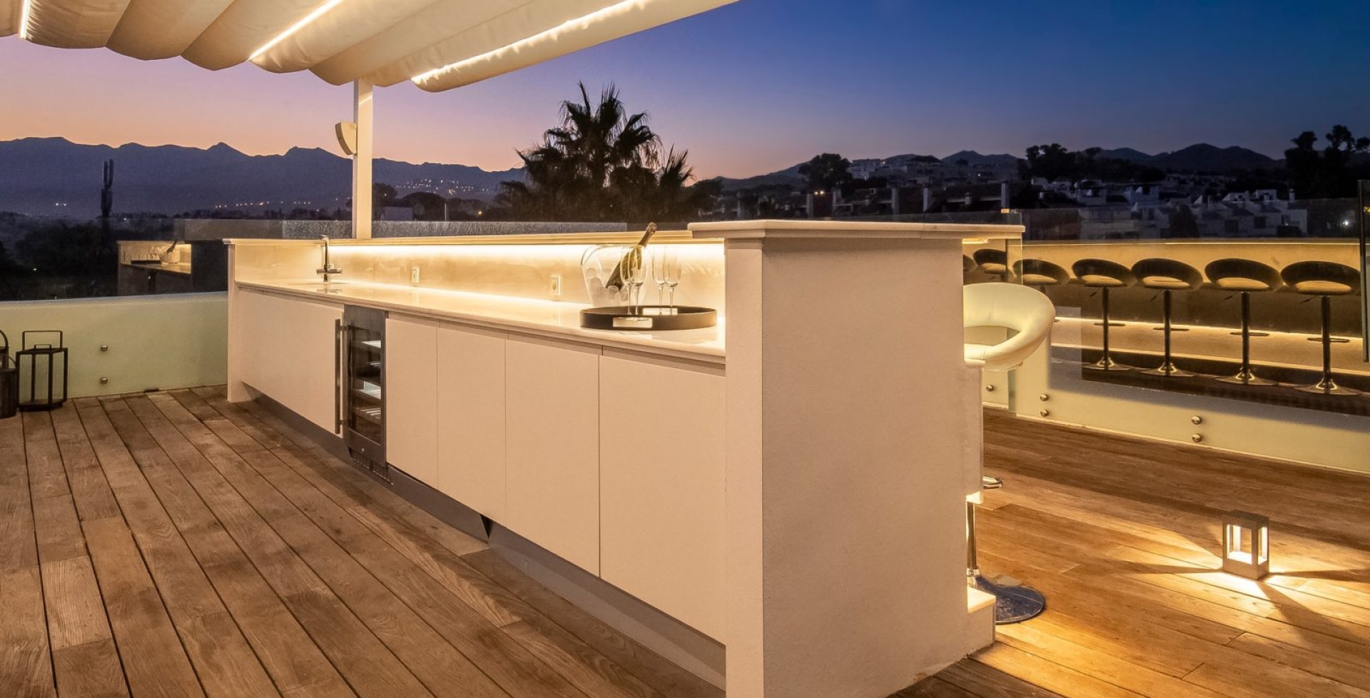 Beach House Marbella 6 bedrooms entertaining for sunset