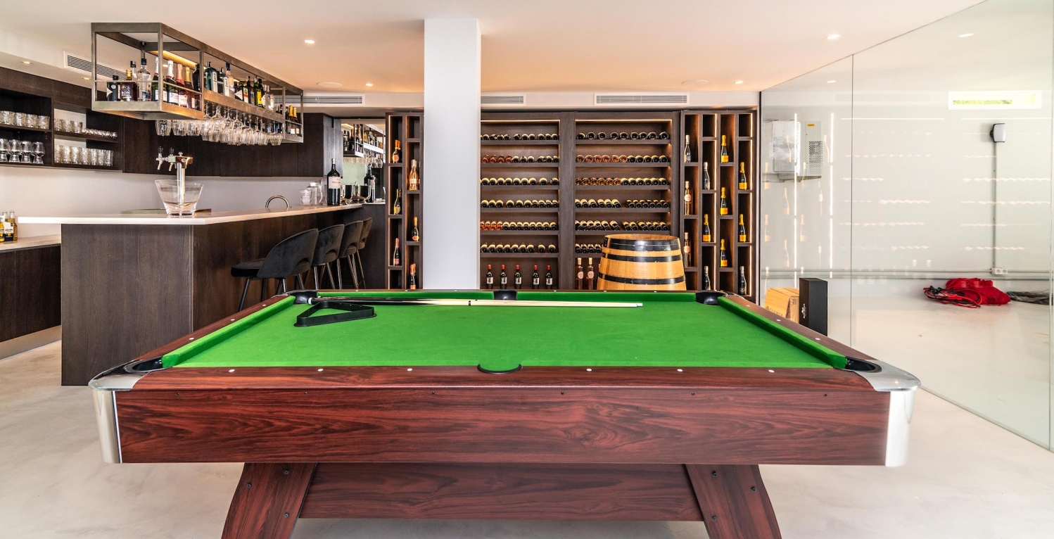 VILLA TORRE Marbella rental bar and pool table with wine room