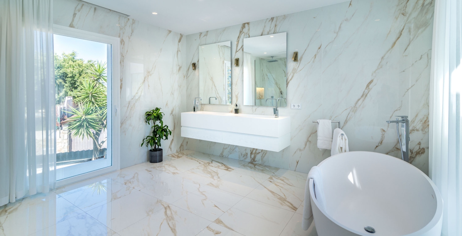VILLA TORRE Marbella rental luxury bathtub bathroom