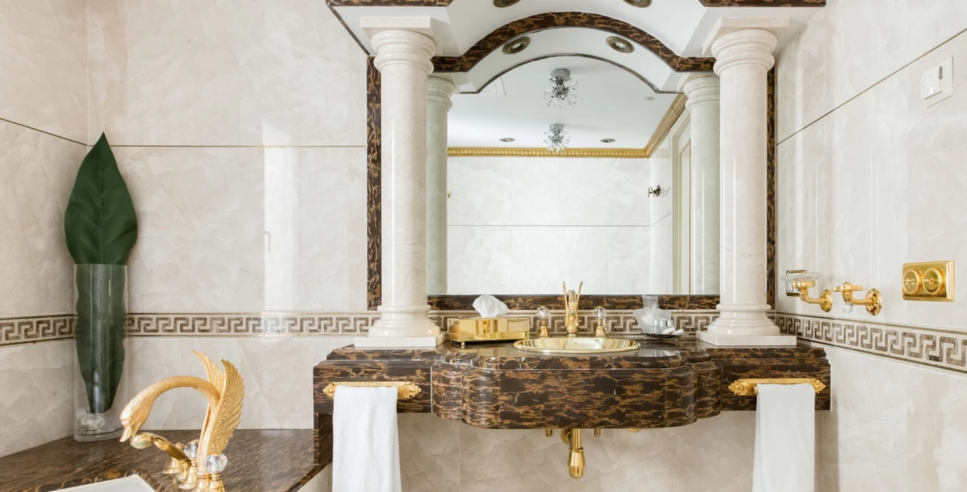 Villa Exce Marbella 7 bedrooms gold bathroom