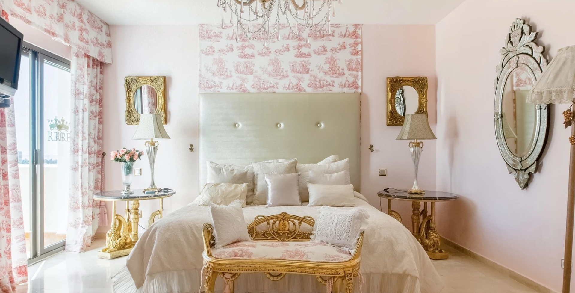 Villa Exce Marbella 7 bedrooms pink bedroom