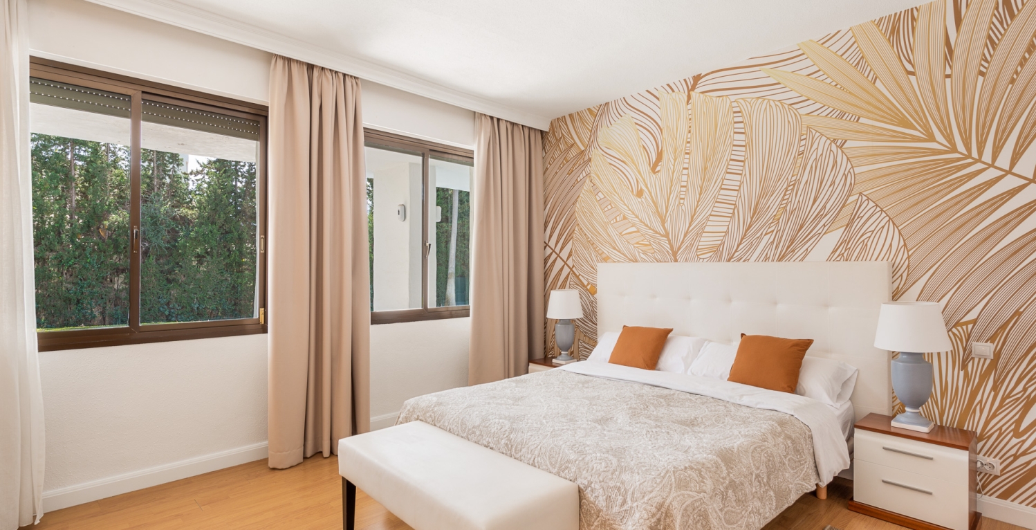 Villa Mar 13 Marbella double bedroom with feature wall
