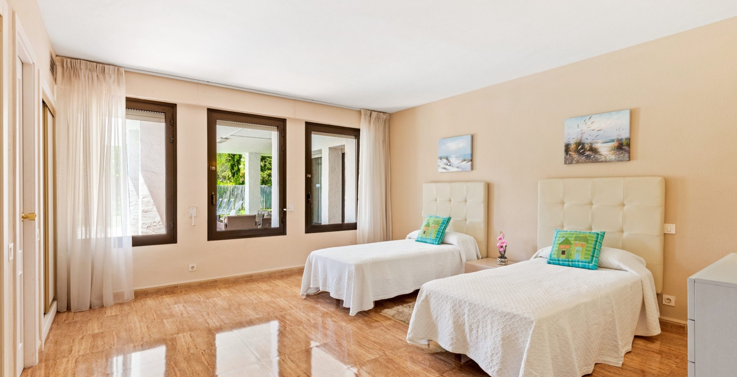 Villa Mar 16 Marbella holiday rental large twin bedroom
