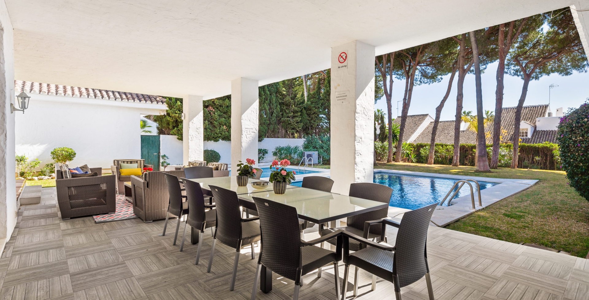 Villa Mar 5 Marbella rental dining to pool