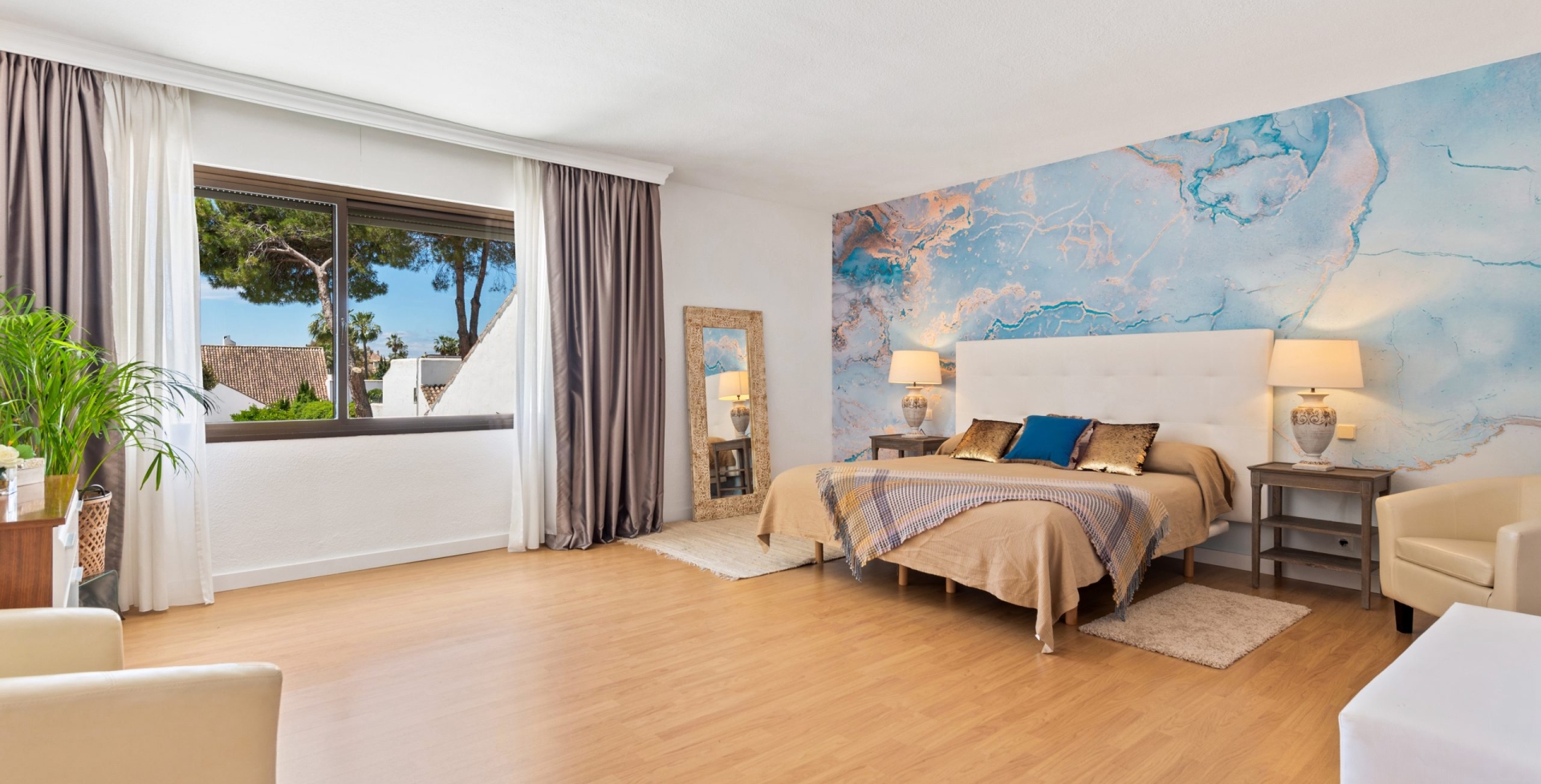 Villa Mar 7 Marbella rental feature wall blue double bedroom