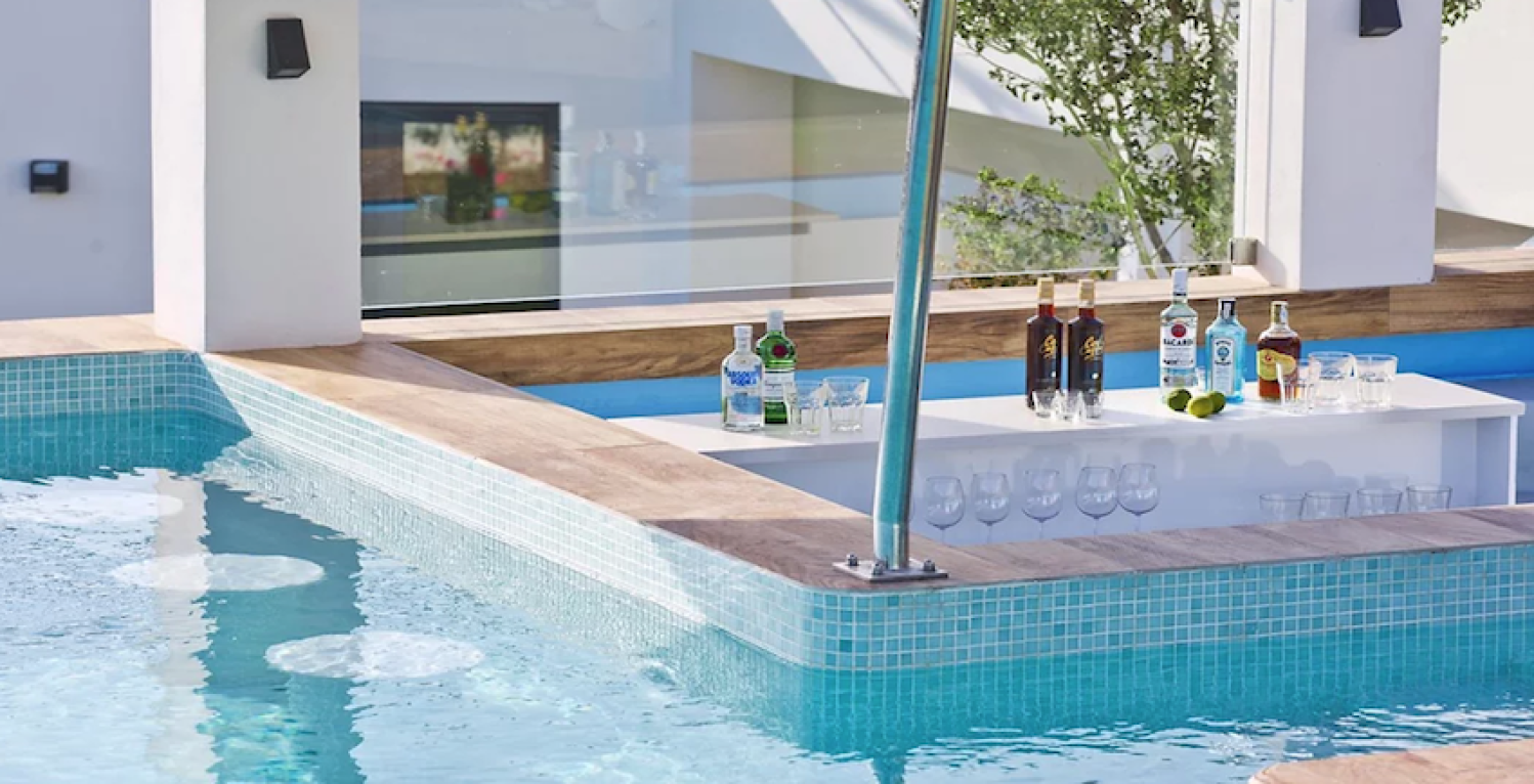 Villa Seaview Marbella 8 bedrooms drinks at the pool