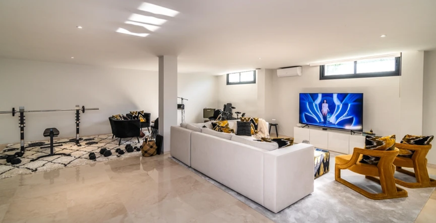 Villa Ari 5 bedroom – pool-table-tv-room2