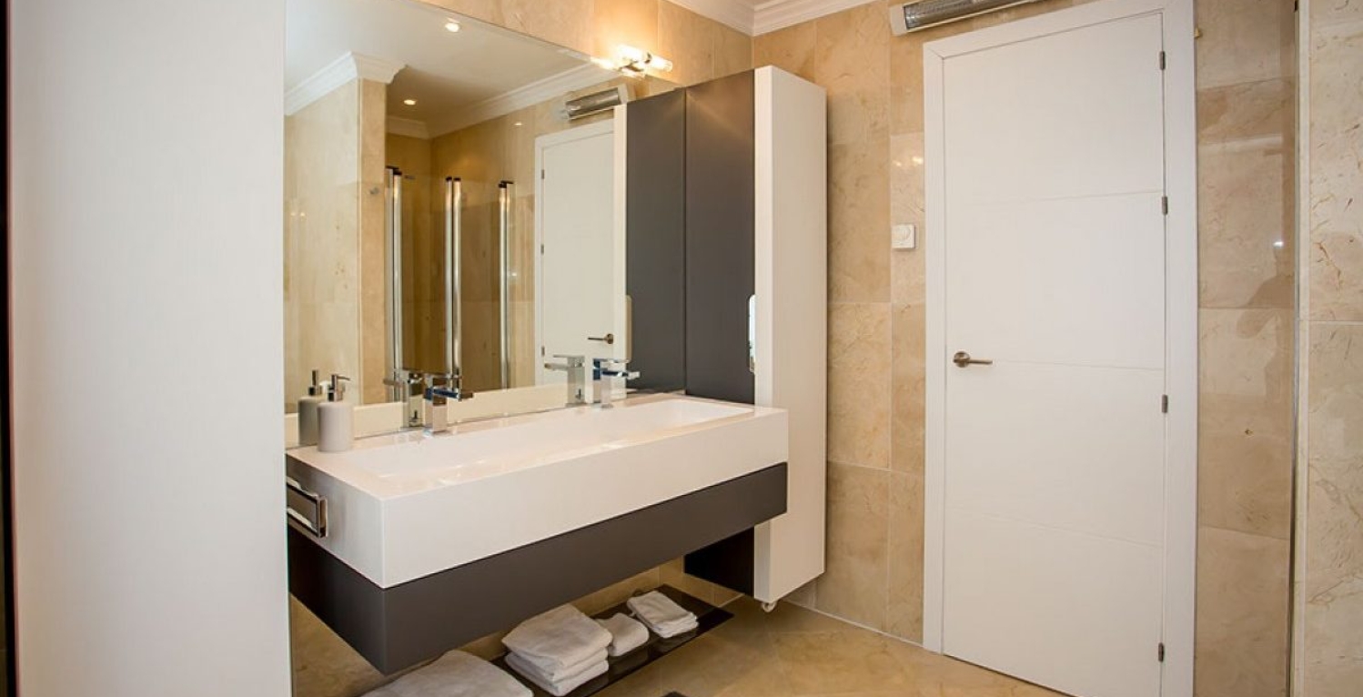 Villa Kas 6 bedroom holiday rental golf Marbella bathroom