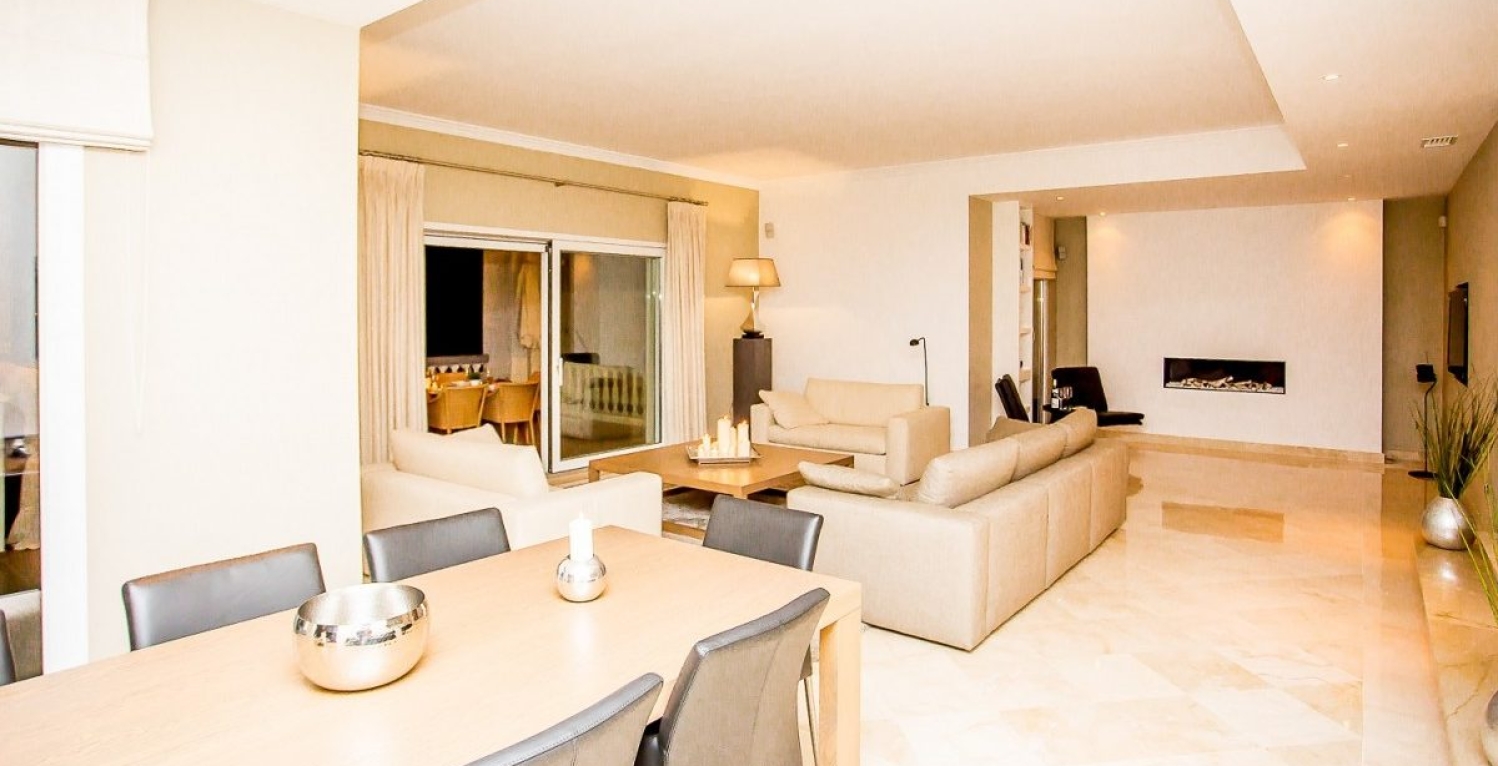 Villa Kas 6 bedroom holiday rental golf Marbella lounge