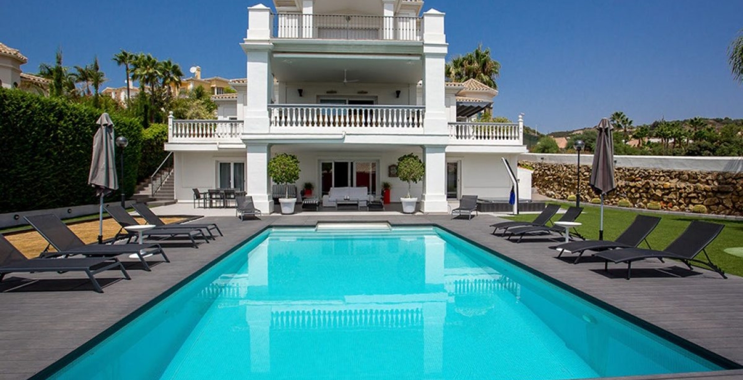 Villa Kas 6 bedroom holiday rental golf Marbella pool