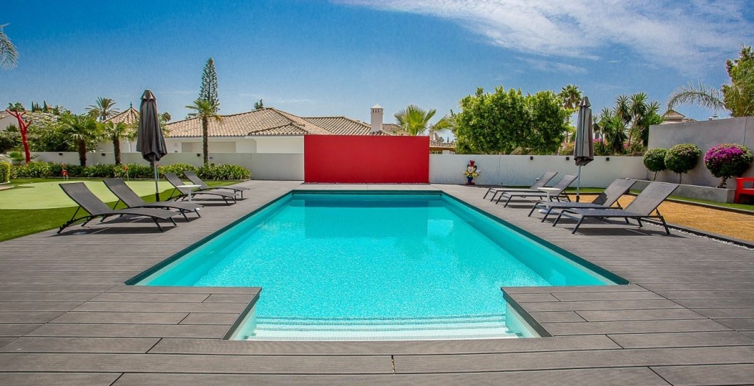 Villa Kas 6 bedroom holiday rental golf Marbella pool view