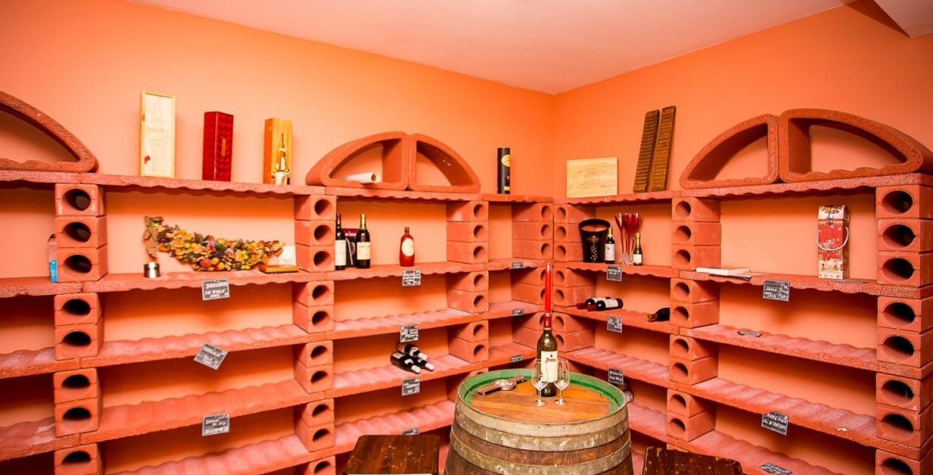 Villa Kas 6 bedroom holiday rental golf Marbella wine cellar