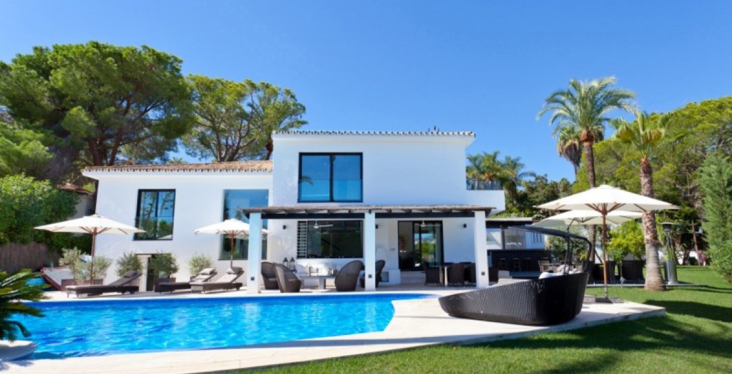 Villa Nueva Marbella luxury holiday villa 5 bedrooms outside space