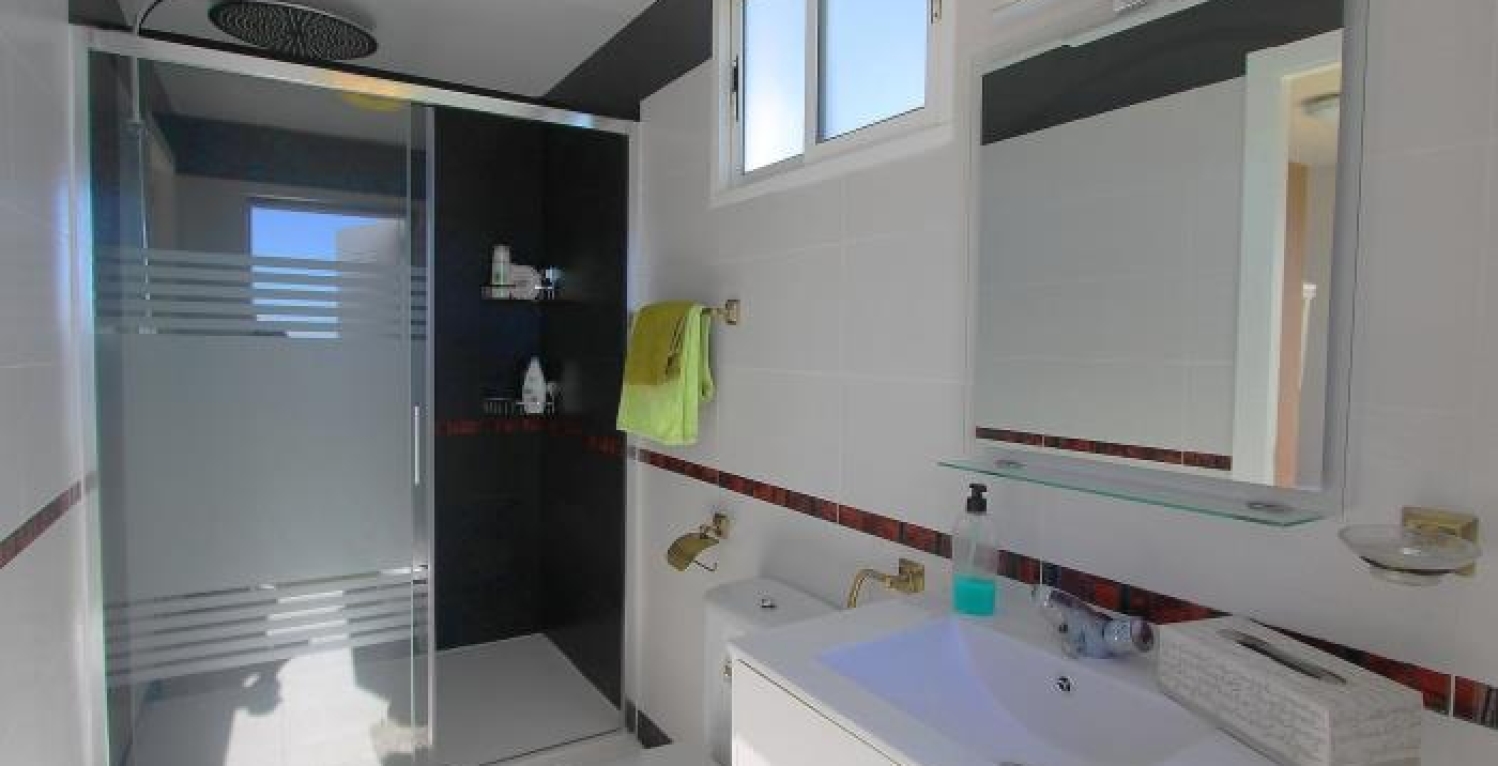 Luxapart1 5 bedroom – showerroom