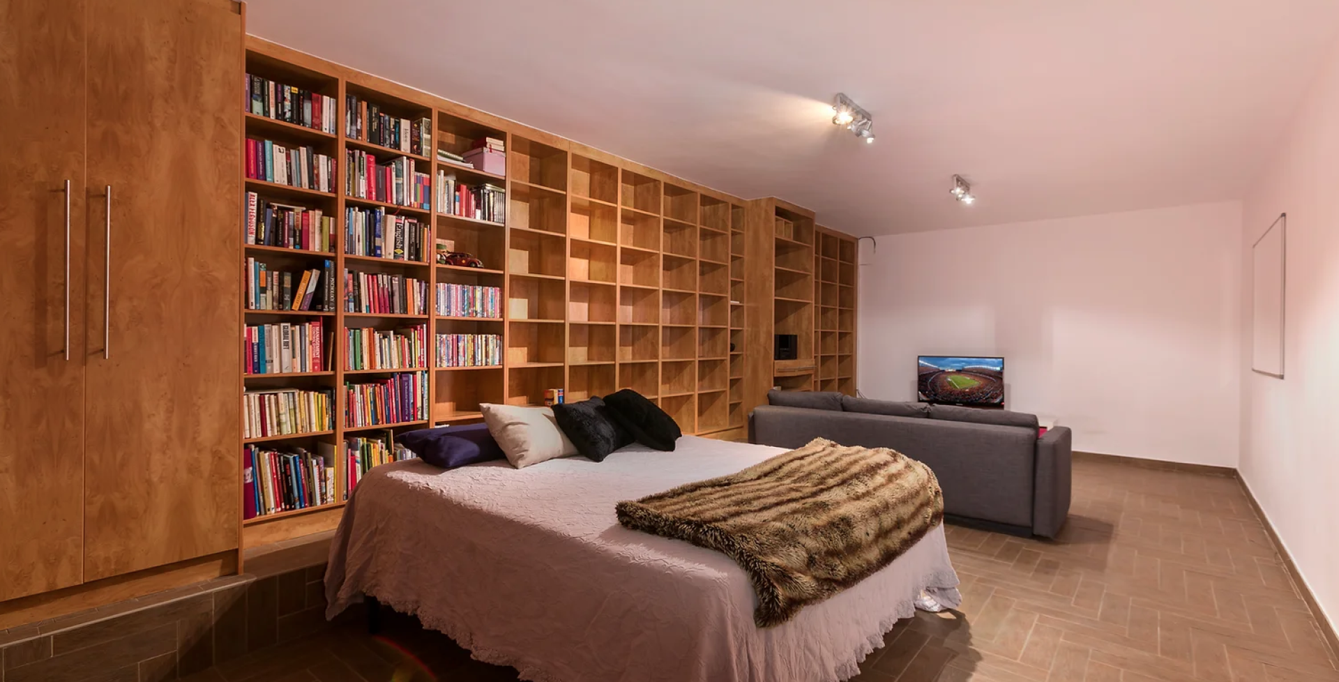 Villa Rosa Marbella bedroom with books