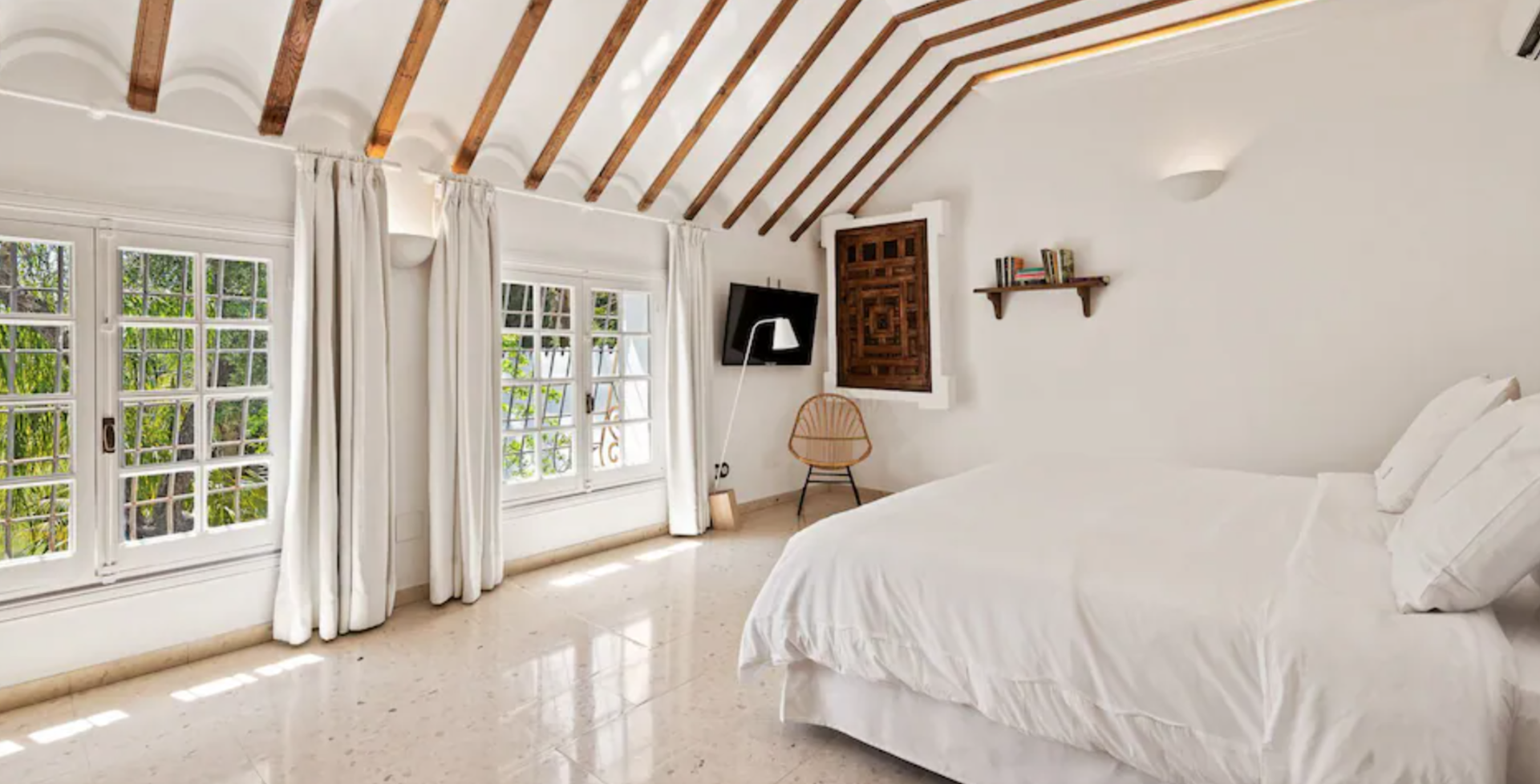 Cortijo-white-bright-bedroom