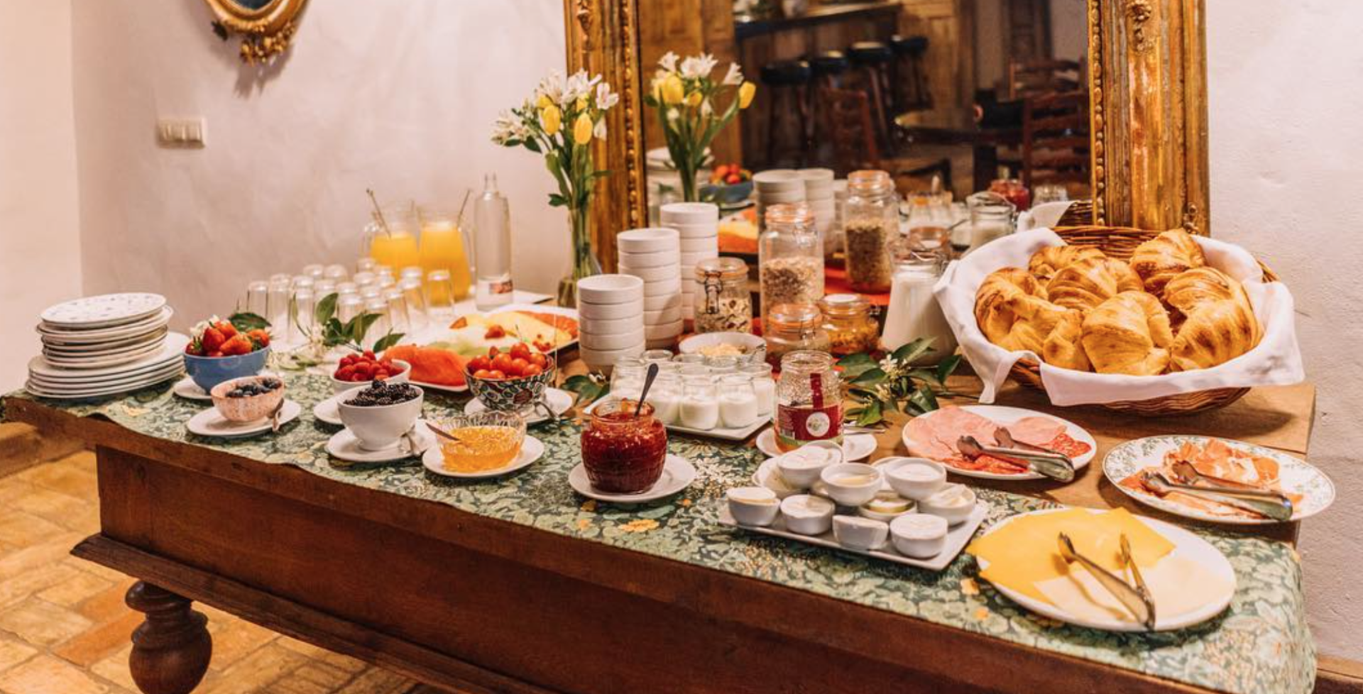 Finca-Mona-breakfast-table