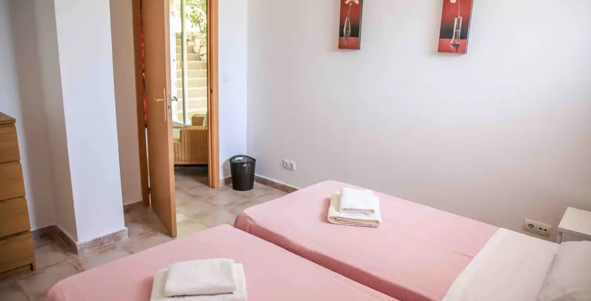 Tres Estate Calahonda – pink twin room