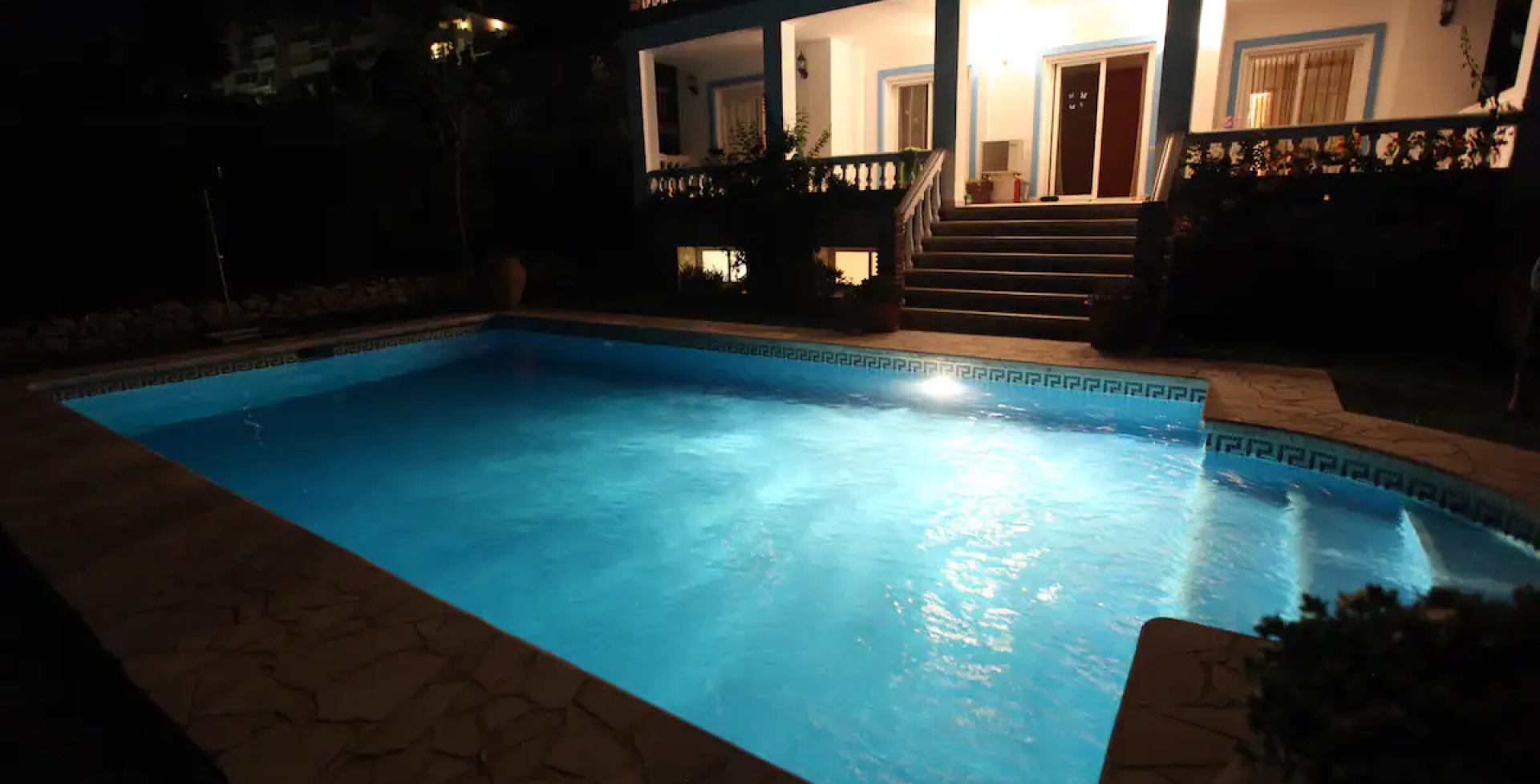 Tres Estate Calahonda – pool at night