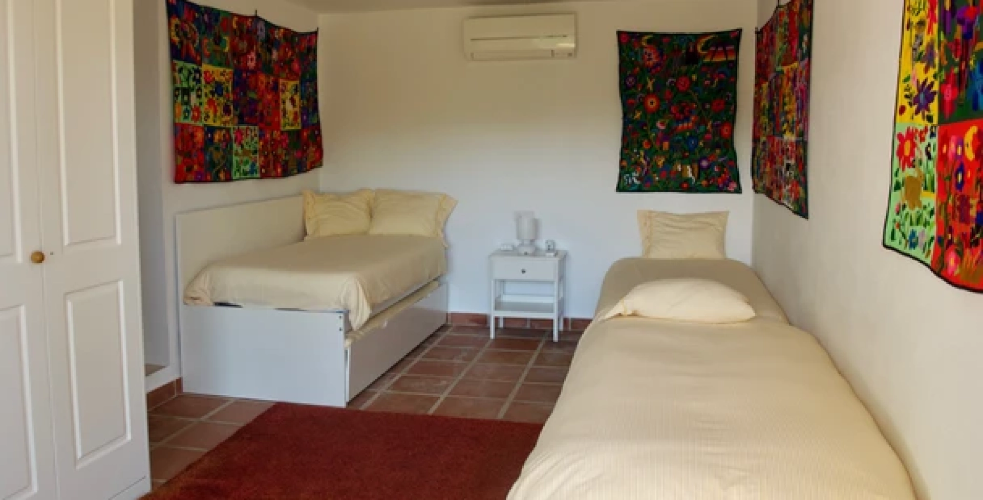Villa Ciru 5 bed Mijas – yellow room singles