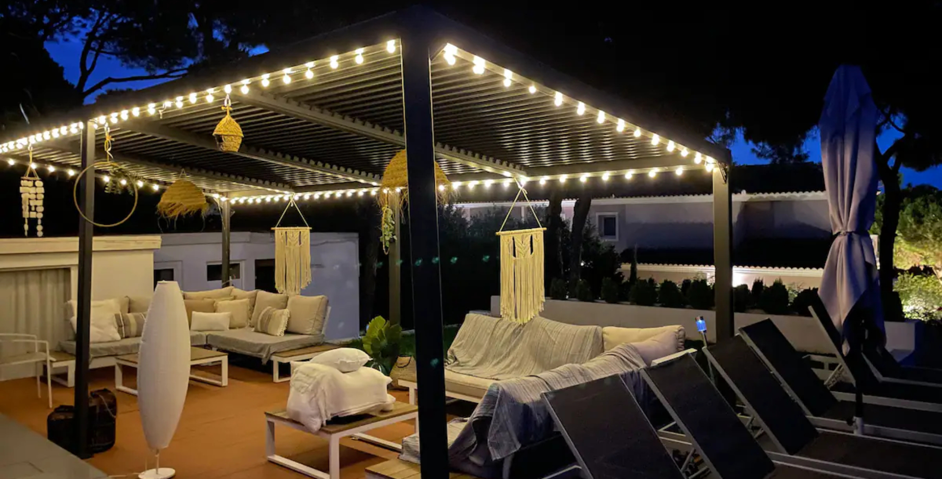 Villa Domino 9 bed – poolside by night