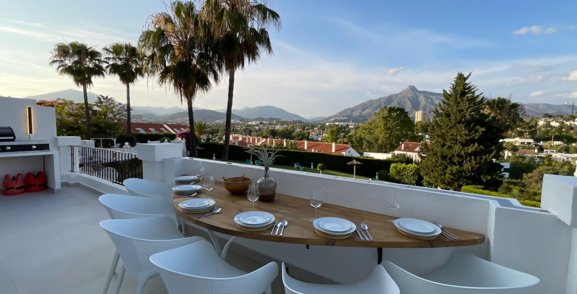 4 bed luxapart3 – outside dining2