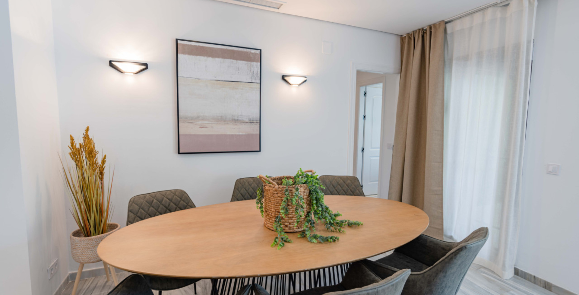 4 bed luxapart5 – dining-area