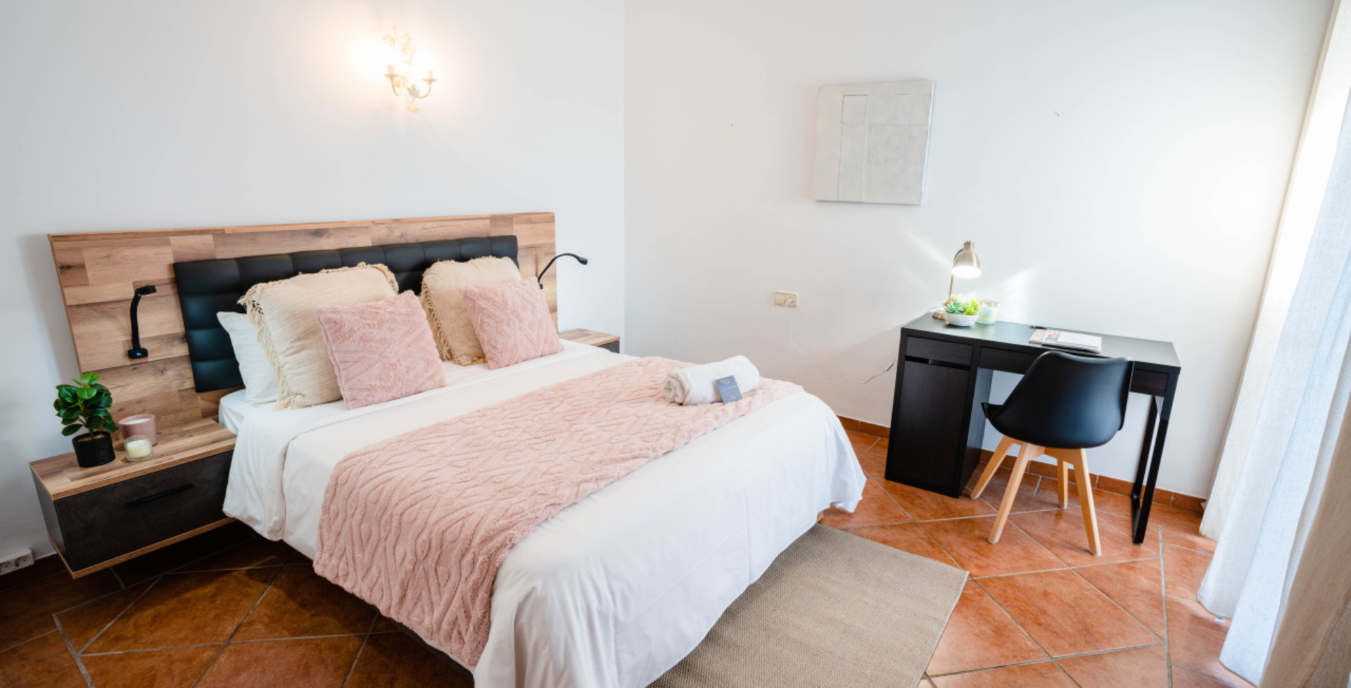Villa Banus 8 bedrooms refurbished villa Puerto Banus pink room