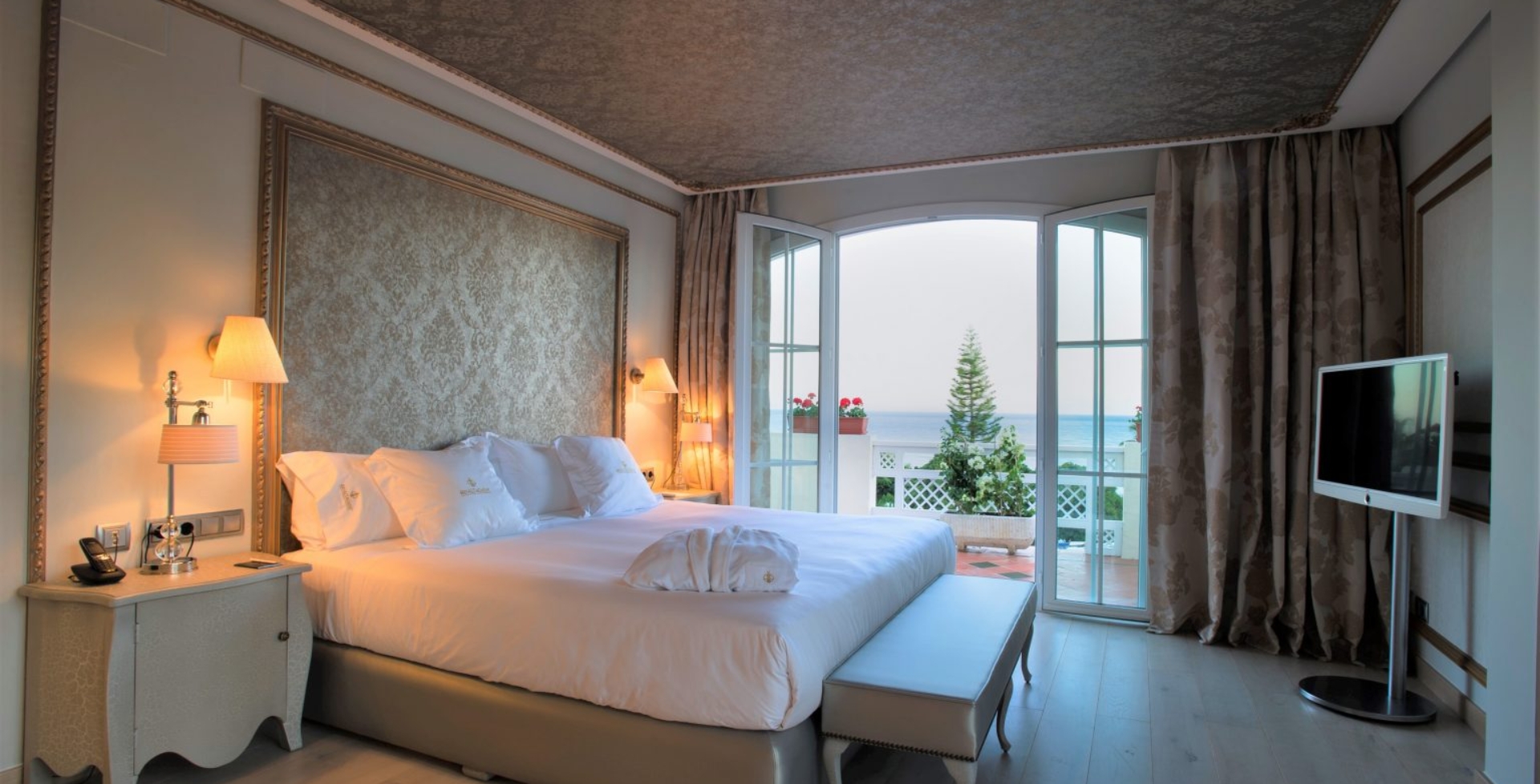 BeachfrontHotel-35 bedrooms-delux-room
