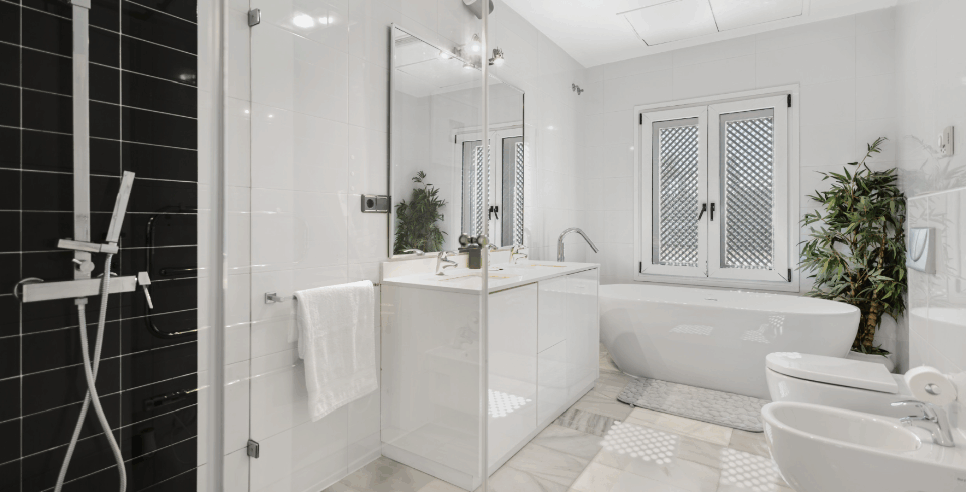 Villa Maji beachfront villa Marbella bathroom 1