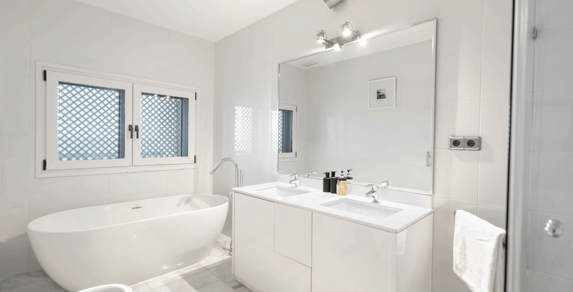 Villa Maji beachfront villa Marbella bathroom 6