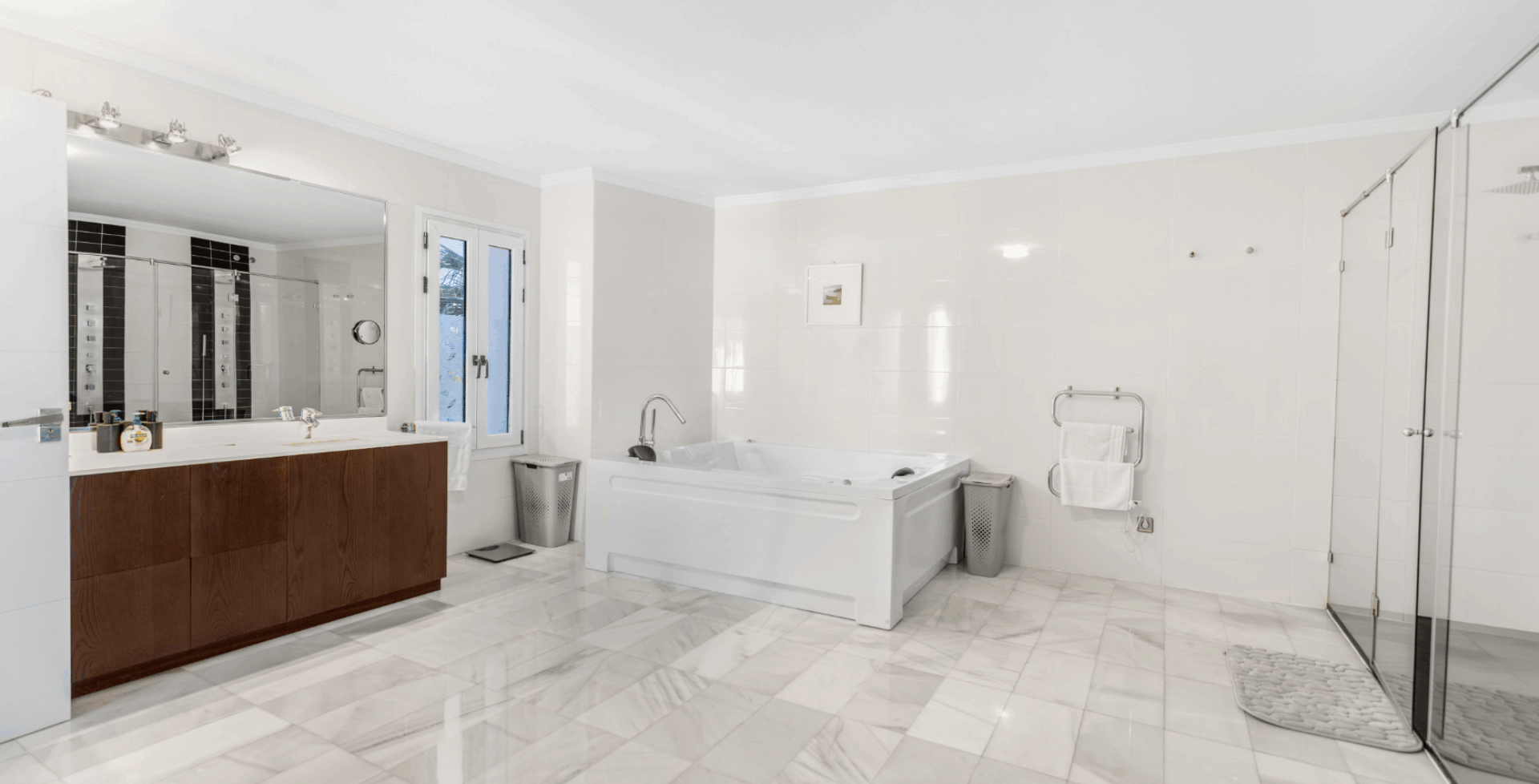 Villa Maji beachfront villa Marbella large bathroom