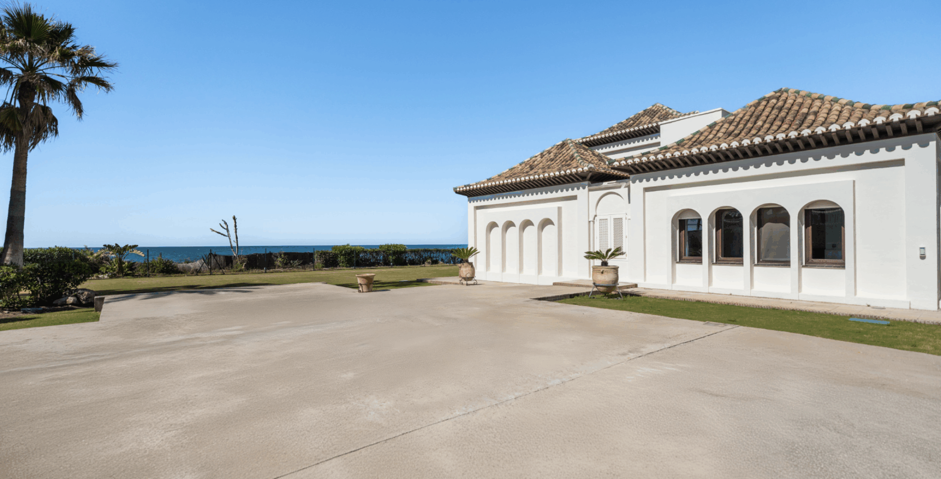Villa Maji beachfront villa Marbella parking
