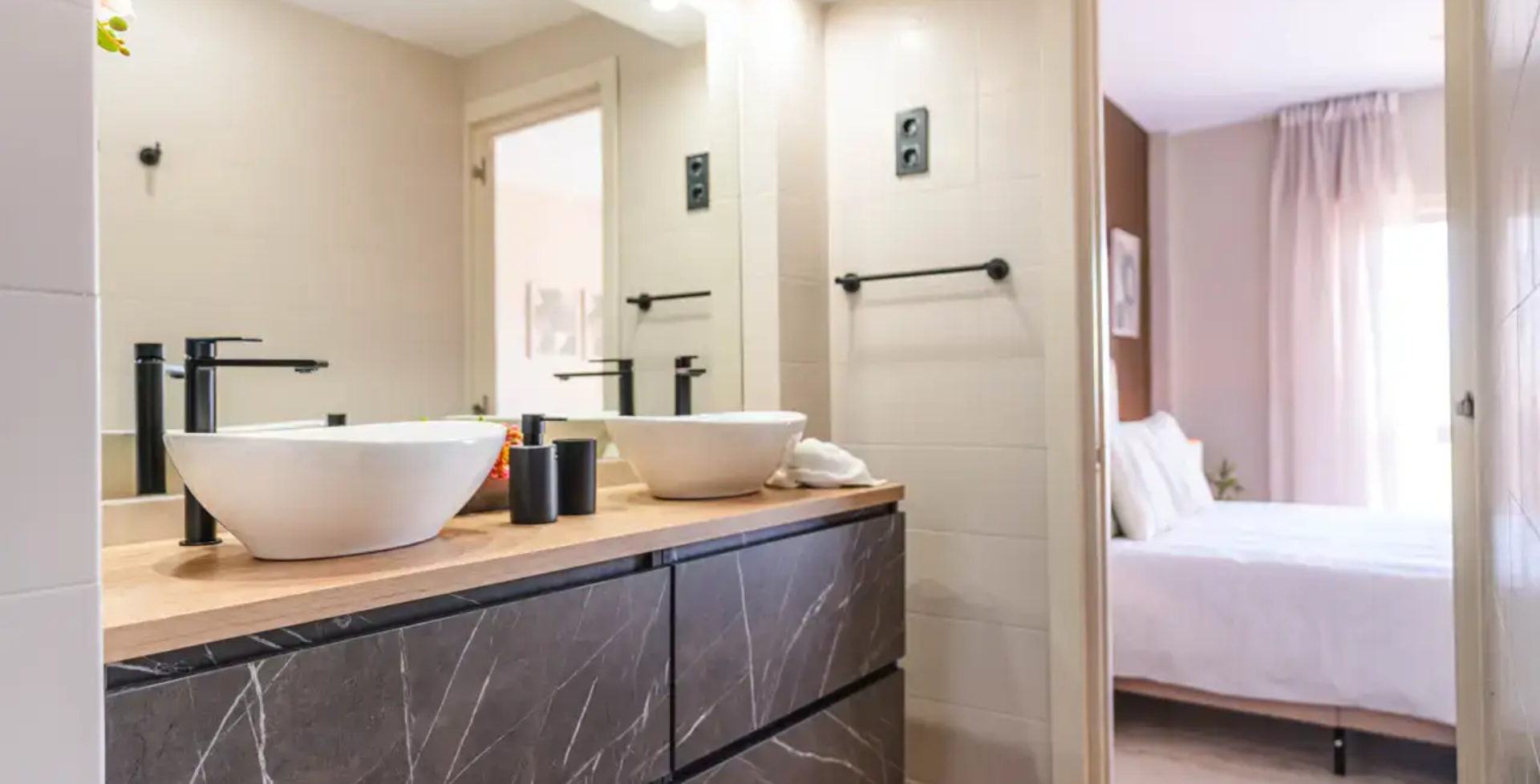 7 bedroom Villa Calle - bedroom 1 ensuite - luxury villas Marbella