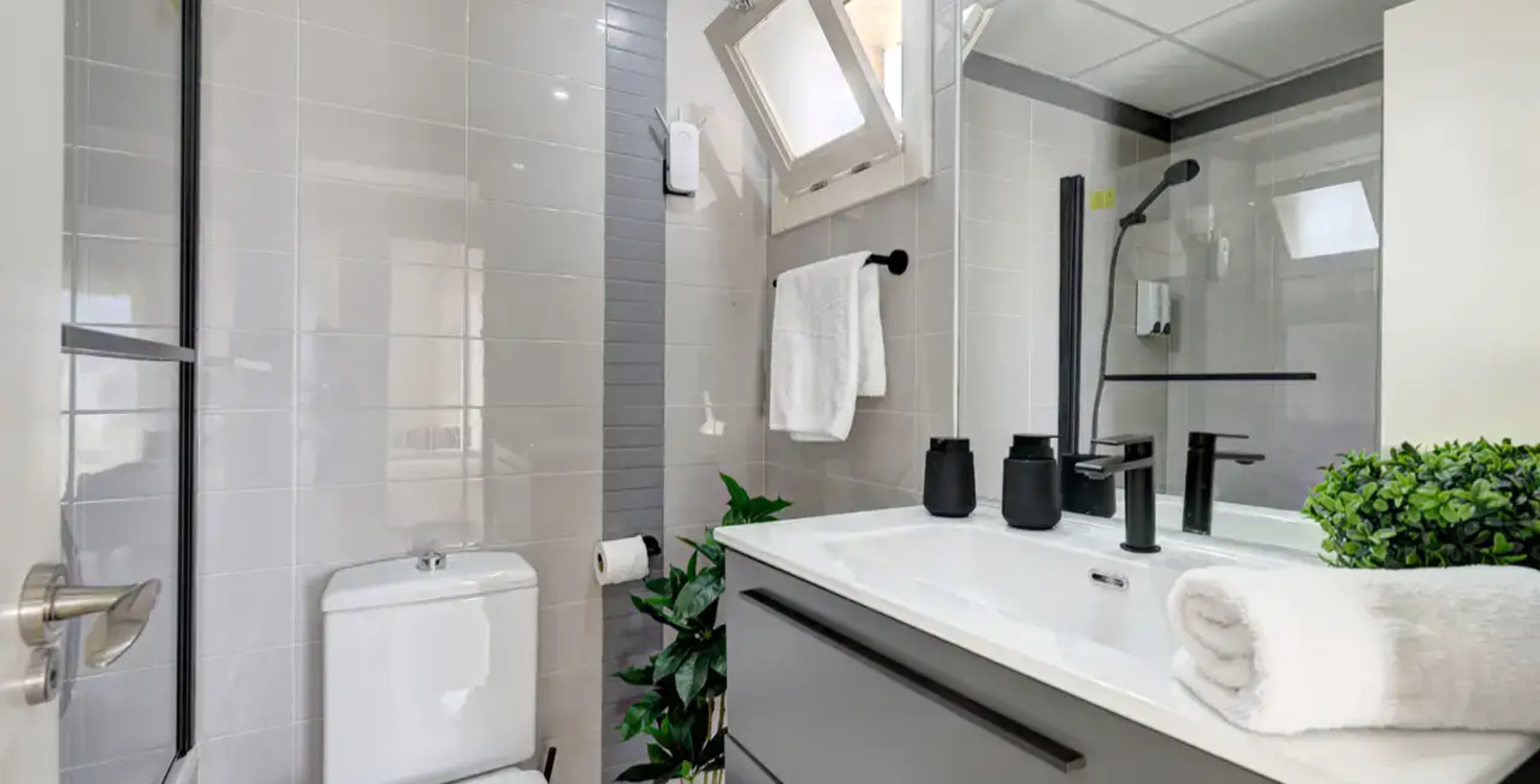 7 bedroom Villa Calle - shower room and wc - luxury villas Marbella