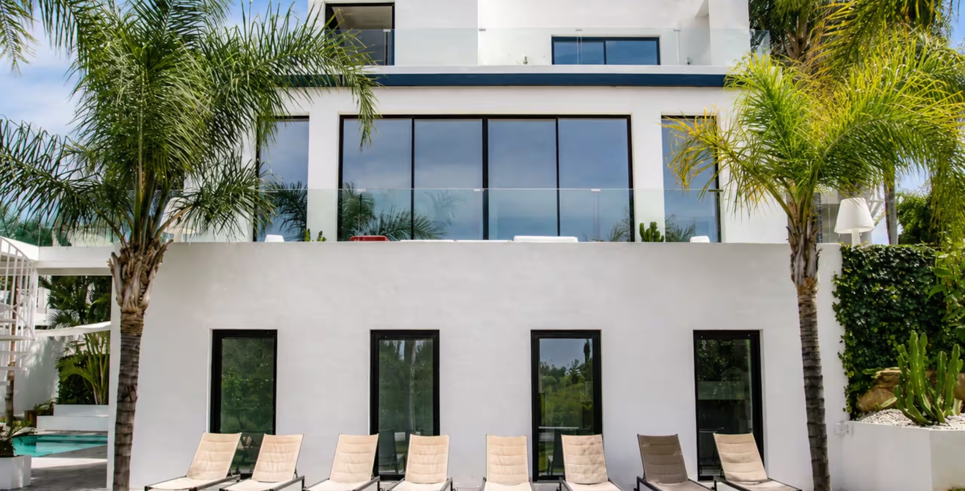 Villa Xtra loutside