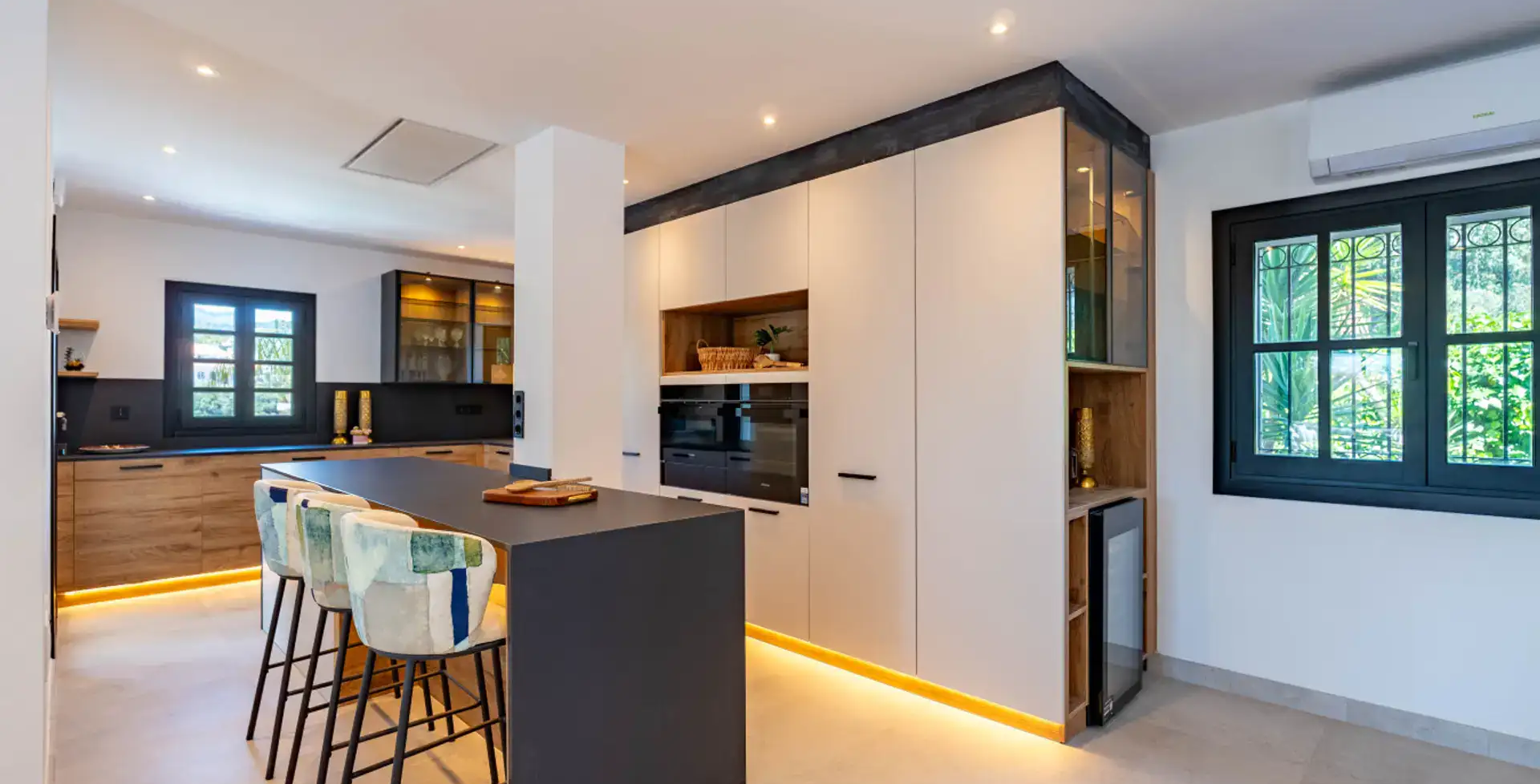 luxury-villas-marbella-6-bedroom-villa-elvi-kitchen breakfast bar