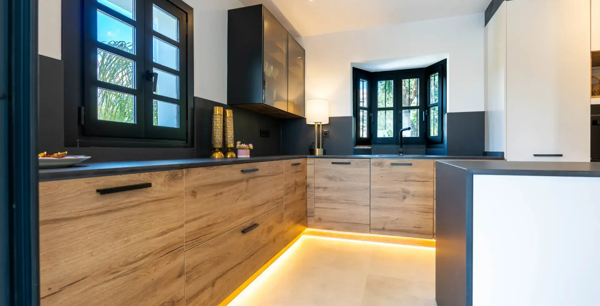 luxury-villas-marbella-6-bedroom-villa-elvi-modern kitchen