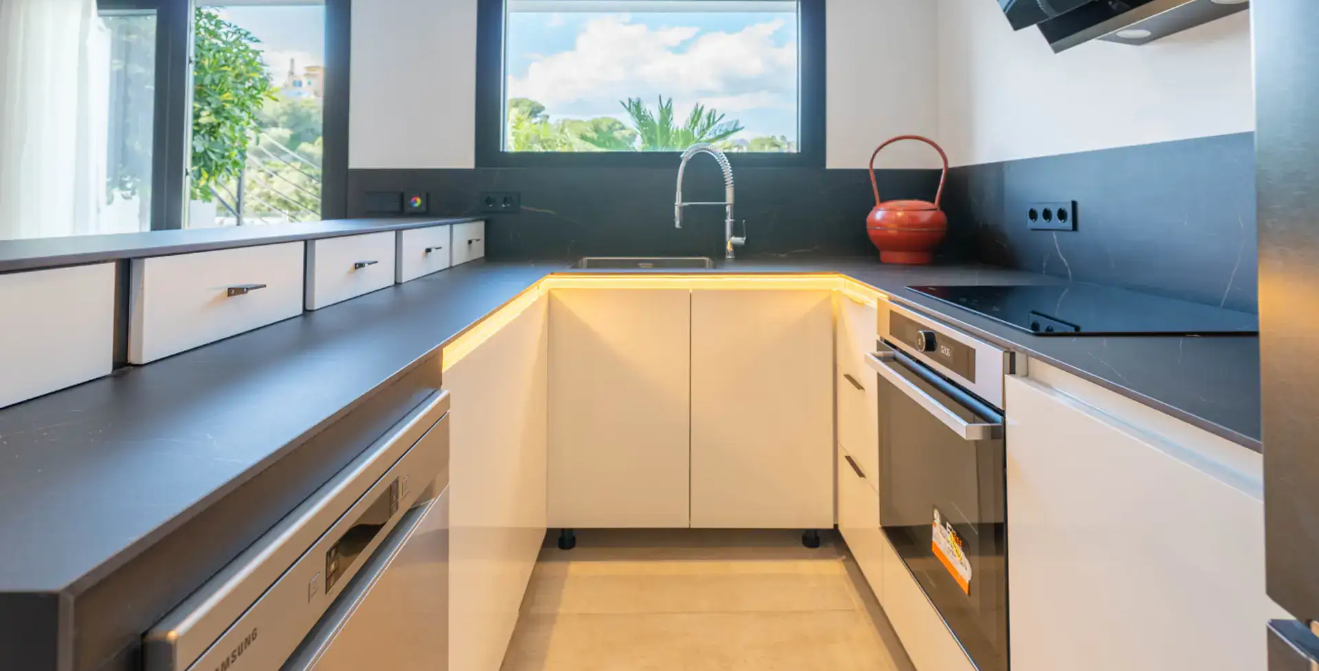 luxury-villas-marbella-6-bedroom-villa-elvi-modern kitchen2