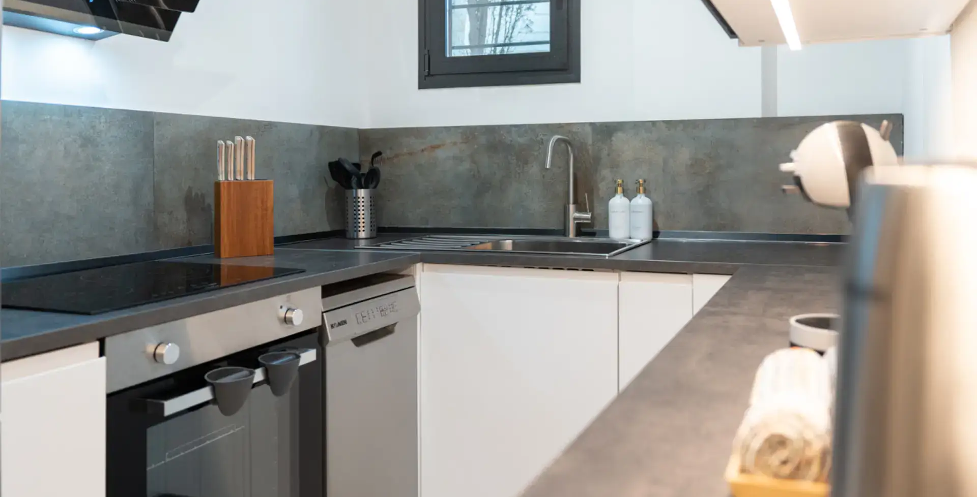 luxury-villas-marbella-6-bedroom-villa-elvi-modern kitchen2