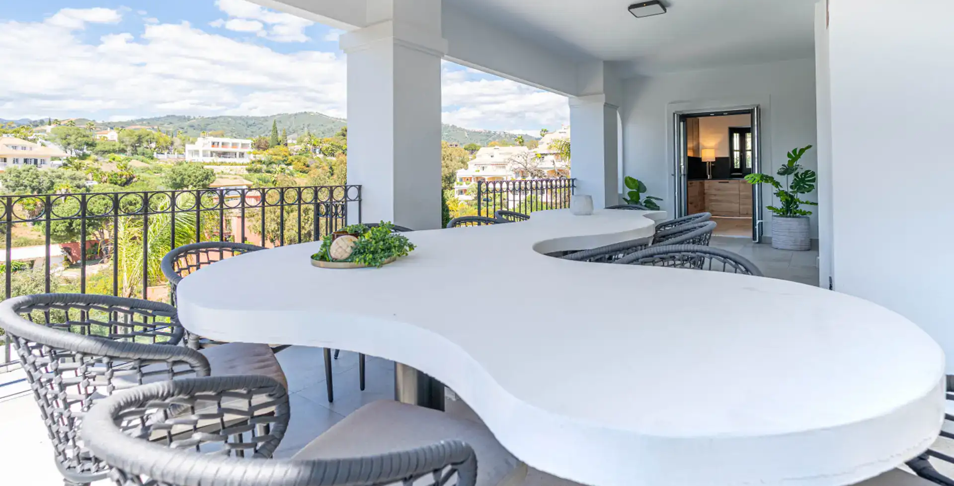 luxury-villas-marbella-6-bedroom-villa-elvi-open terrace dining